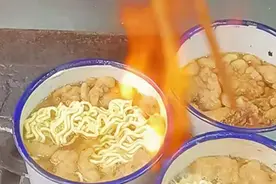 河南大叔用茶缸煮方便面40年，卖7元一碗走俏，却被懂行人催换锅图片