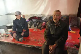 两个儿子陆续当了上门女婿，父母含泪应允：总比在家打光棍强图片