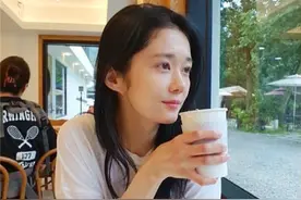 张娜拉喝下午茶，穿白色长袖娃娃脸不显老，40岁老戏骨还是少女颜图片