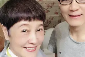 冯远征发文庆结婚27年！与66岁妻子合影，老年斑明显却像热恋图片