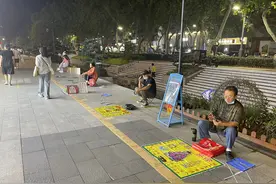 南阳市城区步行街上 算命摊点扎眼图片