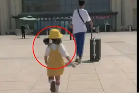 相差20岁的兄妹逛超市，妹妹不停买，哥哥蹲地诉苦：留点老婆本图片