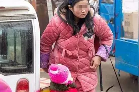 “睡衣妈妈”火了，校门口接娃遭约谈，老师：这样穿考虑过孩子吗图片