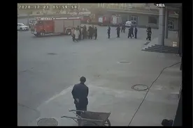 超暖心！邢台小朋友送饺子突遇出警，耐心等待消防员归来图片