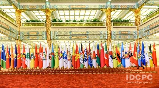 揭秘：政党峰会上的旗阵为何这么亮眼？