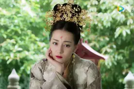 以前的古装女子发型真别致，额头盘个小圈圈，远胜现在的空额头图片