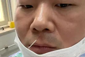 岳云鹏身体不适暂停工作，1月前曾现身医院，现状曝光在家陪妻女图片