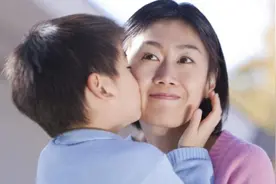 宝宝最爱“粘”妈妈？错过孩子的依恋期，亲妈也照样是“陌生人”图片
