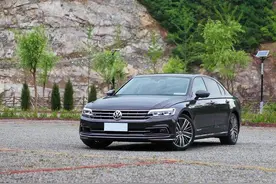 开着新车去见丈母娘，被冷眼嫌弃，女朋友一句话让她瞬间变脸图片