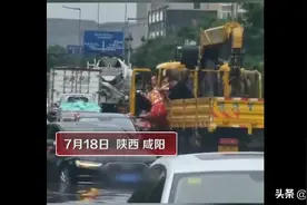 陕西婚车抛锚新郎新娘坐吊车离开 新郎：窘迫但难忘图片