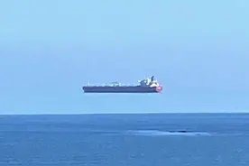 反重力成真？英国海面出现一艘巨大悬浮油轮，究竟是怎么一回事？图片