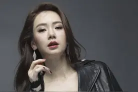 戚薇真是放得开，皮衣配渔网袜身材凹凸饱满，红唇卷发更撩人图片