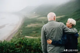 趁妻子熟睡，丈夫竟然这样做！永远不要低估枕边人的人性之恶图片