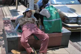 女民工真实生活9张图，有时累得腰都直不起来，为了家人无怨无悔图片