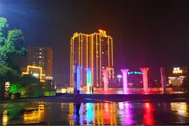 旅途随拍：肇庆广宁城市中心广场，晚上水景，好看吗？图片