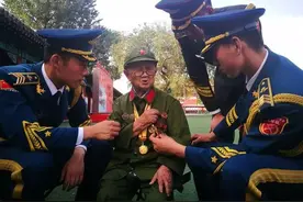 抗战老兵李安甫：身高1米2，独自暗杀7名日军高官，胸前挂满勋章图片