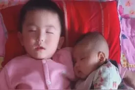 哥哥哄着弟弟睡着了，宝妈掀开被子看到这画面，疲倦顿时一扫而光图片