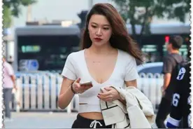 街拍：白T恤搭黑短裤，小姐姐一双拖鞋很抢镜图片