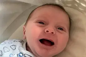 英国两个月大宝宝开口说“hello”，父母惊讶大呼不敢相信图片