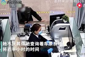 老人买到车票后，激动唱起儿歌，那一刻售票员就是“黑猫警长”图片