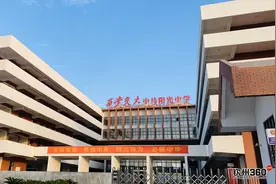 今天在钦州中马产业园，拍到一间很高大上的学校！图片