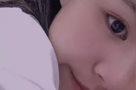 小说：她主动挽着我的胳膊图片