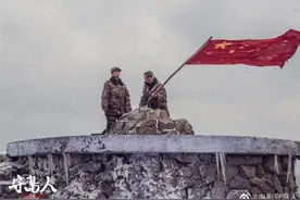 《守岛人》的红蓝绿图片