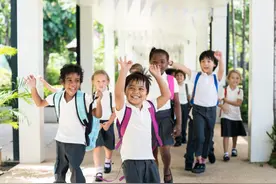 6岁男孩从不在学校上厕所，同学以为他是女孩，脱下衣物后却懵了图片
