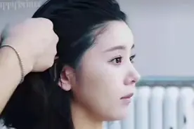 娱乐圈最真实孕妈！李小萌挺二胎孕肚拍广告，脸圆腿粗壮了一大圈图片
