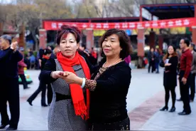 56岁女人哭诉：跳了1年广场舞，50万存款被骗光，房子差点没了图片