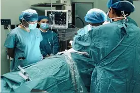 腔镜微创展绝技 大医精诚谱华章——聊城市二院两腺外科成功实施首例腔镜下男性乳房皮下腺体切除术图片