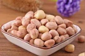 花生米不要油炸了，加1头大蒜，比水煮简单，比油炸得还好吃图片