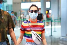 伊能静勇气可嘉，彩虹条纹这么显嫩也敢穿，幸好脸保养得还算年轻图片