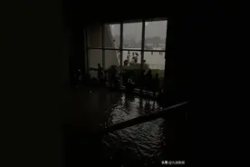 我在郑州东站被困24小时：乐团演奏结束，掌声从各个角落响起图片