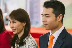 赌王四太承认神秘长子！罕见曝光疑为争产，何猷君地位或遭威胁？图片