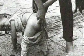 《遥远的乡愁》：大人给擦完屁股，孩子皱着眉，捂着腚蛋子不动弹图片