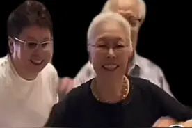 王为念母亲灵堂曝光，曾做过多年法官，遗像见证了她生前的荣誉图片