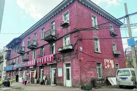 哈飞家属区三层红砖楼几乎和平房区同龄图片
