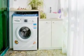 阳台不知如何装修，试试洗衣机+洗漱盆的组合设计怎么样？图片