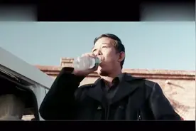 村长一身暴发户的打扮，喝矿泉水抽进口烟，碰到村民还不忘嘲讽！视频封面