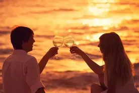 去闺蜜家串门，她儿子总是让我吃糖果，后来，我和丈夫离婚了图片