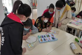 南京市建邺区莲花嘉园社区举办"落笔生花 情暖夕阳"母亲节活动图片