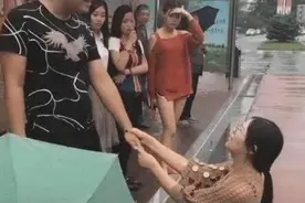 女子冒雨下跪求男友复合，男友：你卖50多万，我真买不起图片