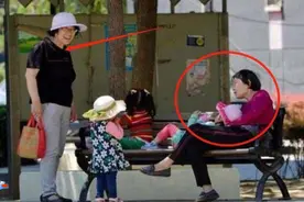 社区中，47岁妈妈和47岁奶奶同带娃，但差距很大，幸福感没了图片