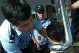 又气又好笑！妈妈被儿子用密码锁锁喉图片