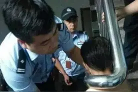 又气又好笑！妈妈被儿子用密码锁锁喉图片