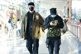 刘翔夫妇罕见同框，老婆干练短发似"假小子"，小腹凸起疑有孕？图片