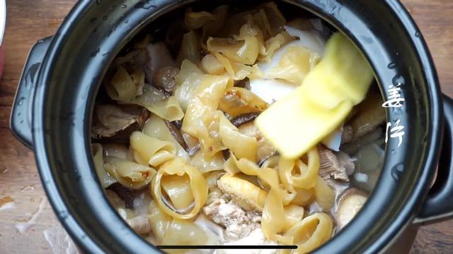 瑶柱花胶煲鸡脚汤 花胶瑶柱炖鸡脚