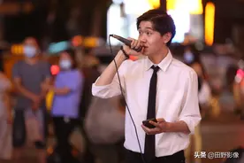 担心找不到工作 西安大四男生街头唱歌赚生活费图片