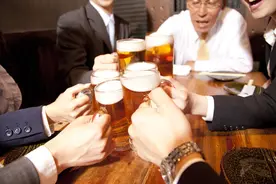每天都要喝一小杯酒，这样对身体有益吗？给你说明白了图片